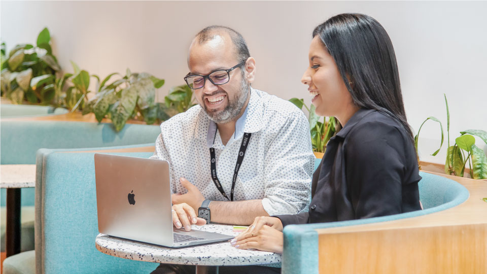 Conectar con profesionales de distintos rubros no sólo ayuda a establecer nuevas conexiones, sino a cultivar nuevos enfoques de cara al trabajo.